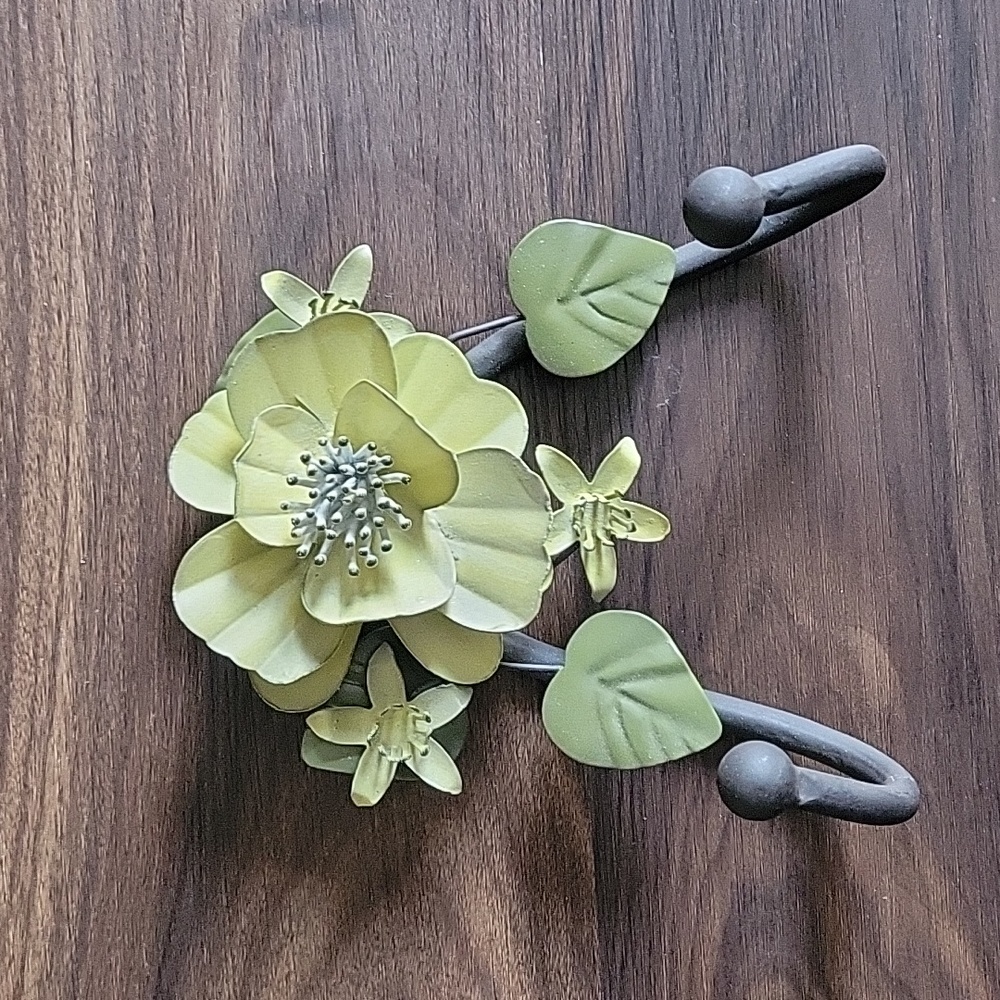 Metal flower wall hook